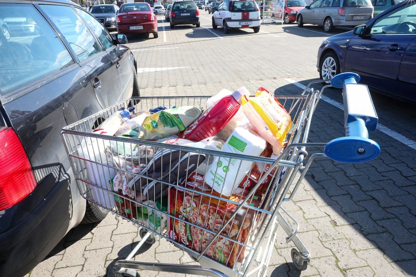 Sklepy wprowadzają specjalne zasady obsługi klientów....