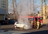 Bydgoszcz. Pożar na parkingu pod Lidlem przy ul. Pomorskiej. Zapalił się volkswagen golf [zdjęcia]