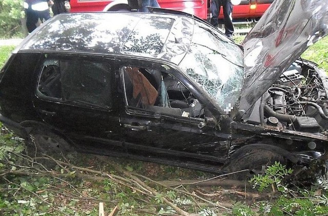 Samochód dachował i został bardzo mocno uszkodzony.