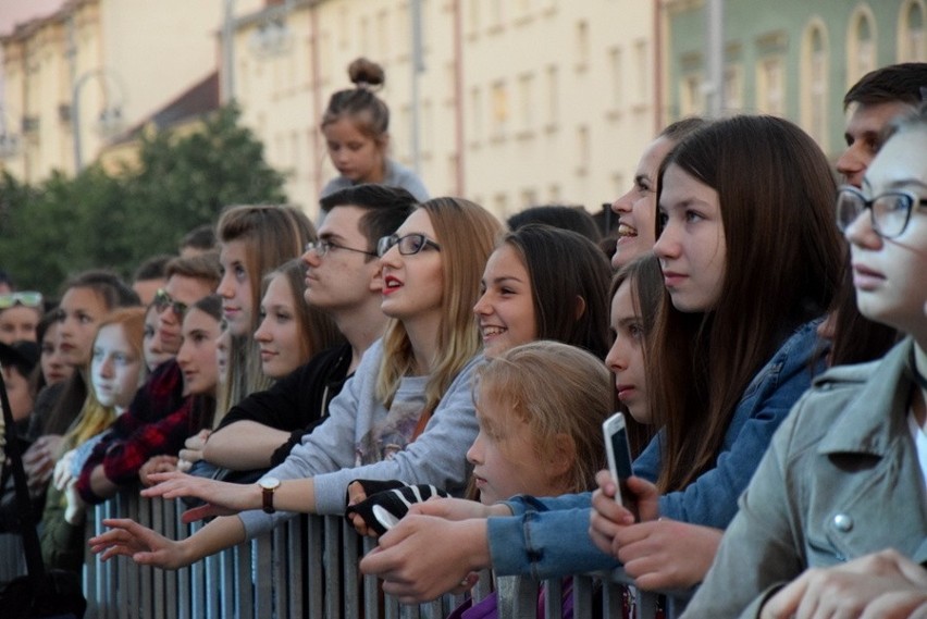 Częstochowa: Natalia Nykiel wystąpiła na dachu autobusu Red...