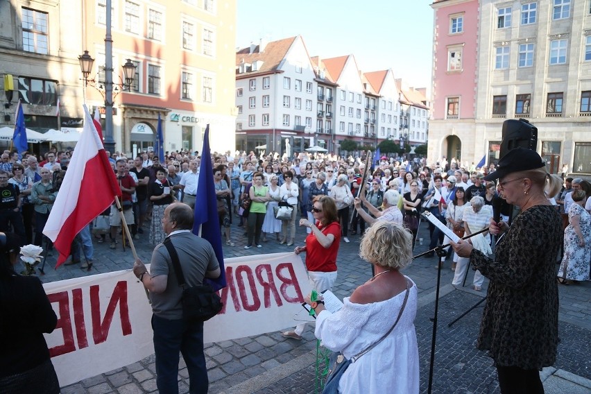 Demonstracje w obronie Sądu Najwyższego na Rynku we Wrocławiu. "Zdrajcy Polski" [ZDJĘCIA]