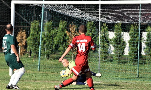 W pierwszej rundzie Pucharu Polski oświęcimskiego podokręgu oldboje Jawiszowic przegrali na własnym boisku z Gorzowem 1:4. na zdjęciu: Kacper Grodzki strzela trzeciego gola dla gorzowian.