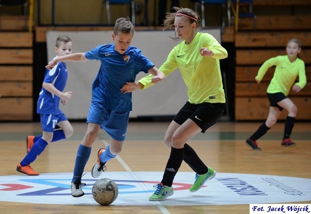 W Koszalinie i Dźwirzynie rozegrane zostały pierwsze mecze 59. edycji Halowego Turnieju Piłkarskiego dla Dzieci im. Stanisława Figasa. Poznaliśmy 11 drużyn, które zagrają w przyszłym tygodniu w półfinałach. W Koszalinie w grupie Starszych grały tylko 3 zespoły. Z awansu cieszyli się wychowankowie AP Zryw Kretomino i Wiekowianki Wiekowo/Szkoły Dobiesław. Pierwszą bramkę w turnieju strzelił zawodnik tej ostatniej drużyny, Konrad Gileta. W kat. Młodszych świetnie zaprezentował się zespół Gwardii Koszalin, zwyciężając z kompletem punktów. Aż 9 goli strzelił Sammy Dudek, najskuteczniejszy zawodnik pierwszego dnia. Grupa Starszych: Wiekowianka Wiekowo/Szkoła Dobiesław - AP Zryw Kretomino 1:0, Zryw - AP Postomino 2:0, Wiekowianka - AP Postomino 0:0, Zryw - Wiekowianka 2:0, AP Postomino - Zryw 0:3, AP Postomino - Wiekowianka 1:2. 1.AP Zryw Kretomino 2.Wiekowianka/Szkoła Dobiesław 3.AP Postomino Grupa A Młodszych: Gwardia II Koszalin - UKS Victoria SP2 Sianów 5:0, Byki Słupsk - UKS Pomerania Ostrowiec 1:0, Gryf Polanów - Wiekowianka Wiekowo/Szkoła Dobiesław 3:0 (vo), Gwardia II - Pomerania 7:0, Victoria - Wiekowianka 3:0 (vo), Byki - Gryf 1:0, Gwardia II - Wiekowianka 3:0 (vo), Pomerania - Gryf 0:1, Victoria - Byki 1:1, Gwardia II - Gryf 4:0, Wiekowianka - Byki 0:3 (vo), Pomerania - Victoria 0:1, Gwardia II - Byki 4:1, Gryf - Victoria 0:0, Wiekowianka - Pomerania 0:3 (vo). 1.Gwardia II Koszalin 2.Byki Słupsk 3.UKS Victoria SP2 Sianów 4.Gryf Polanów5.UKS Pomerania Ostrowiec 6.Wiekowianka/Szkoła Dobiesław W środę o awans walczyć będą zespoły z grupy B Młodszych (godz. 10.30-13.30): Gwardia Koszalin, Stal Jezierzyce, SP Stare Bielice, AP Zryw Kretomino, SP Dąbrowa, Gwardia III. Turniej im. Stanisława Figasa na przestrzeni lat [ARCHIWALNE ZDJĘCIA]Niezwykle wyrównaną rywalizację oglądano w Dźwirzynie. W gr. A Starszych 3 zespoły miały taką samą zdobycz punktową i w bezpośrednich meczach. O kolejności na dwóch pierwszych miejscach decydował bilans bramek z całego turnieju. W gr. B w walce o półfinał liczyły się do ostatniej serii cztery drużyny. AP Technik Świdwin odpadł po remisie z Olimpem II Gościno, który wcześniej zaliczył trzy porażki. Grupa A Starszych: Kotwica Kołobrzeg - AP Kotwica II Kołobrzeg 0:1, Olimp Gościno - Pomorzanin Sławoborze 0:3, Kotwica - Olimp 1:0, AP Kotwica II - Pomorzanin 1:2, Kotwica - Pomorzanin 1:0, Olimp - AP Kotwica II 0:2 1.Pomorzanin Sławoborze 2.AP Kotwica II Kołobrzeg 3.Kotwica Kołobrzeg 4.Olimp Gościno Grupa B Starszych: Kotwica II Kołobrzeg - AP Kotwica Kołobrzeg 0:5, AP Technik Świdwin - Sokół Karlino 0:0, Kotwica II - Olimp II Gościno 1:0, AP Kotwica - Technik 1:2, Kotwica II -Technik 1:0, Olimp II - Sokół 0:2, AP Kotwica - Olimp II 4:0, Sokół - Kotwica II 2:1, Technik - Olimp II 1:1, AP Kotwica - Sokół 0:0. 1.Sokół Karlino 2.AP Kotwica Kołobrzeg 3.Kotwica II Kołobrzeg 4.AP Technik Świdwin 5.Olimp II Gościno W środę (godz. 10.00-13.00) grać będą zespoły z dwóch grup kategorii Młodszych. W grupie A wystąpią: Olimp Gościno, Kotwica Kołobrzeg, Pomorzanin Sławoborze i Płomień Myślino. W B: Olimp II, AP Kotwica Kołobrzeg, Kotwica II, AP Technik Świdwin. Awans do półfinałów uzyskają po 2 zespoły z każdej grupy. Zobacz także Magazyn Sportowy GK24