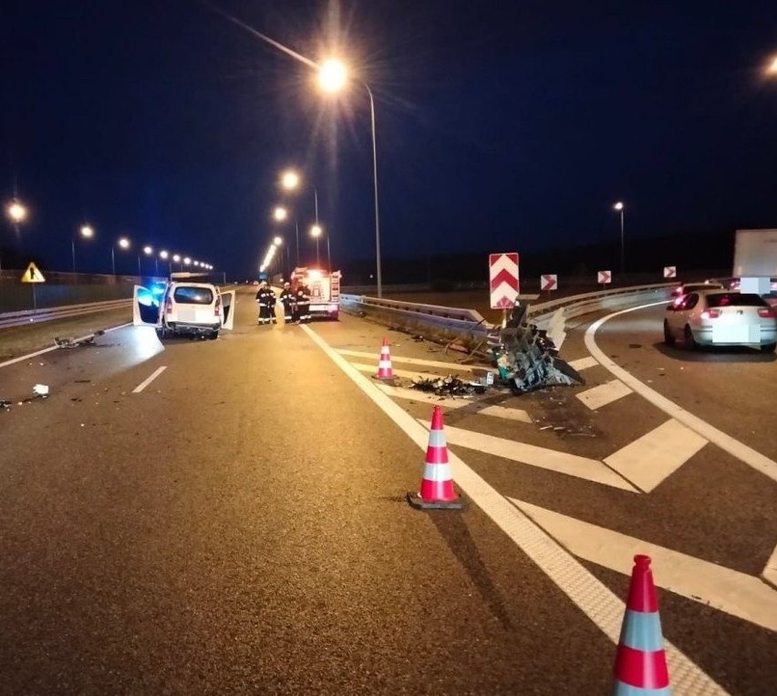 Wypadek w Boreczku na A4. Samochód osobowy uderzył w bariery, ranna została jedna kobieta