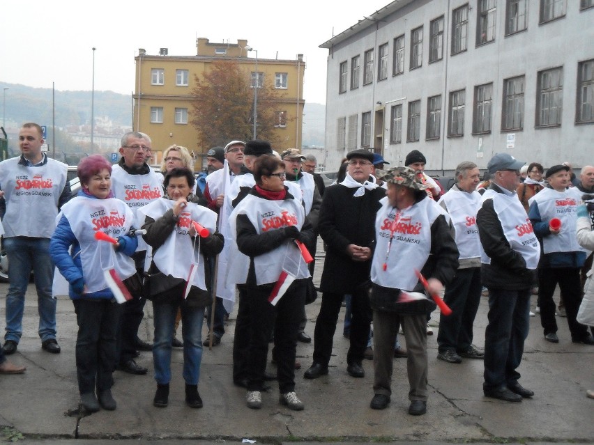 Protest związkowców przed Igloportem w Gdyni [ZDJĘCIA]