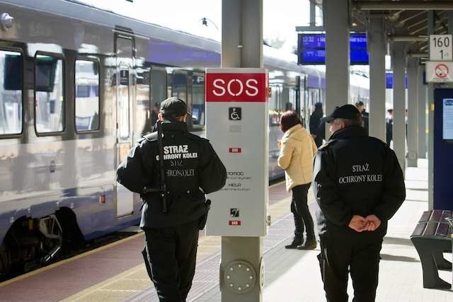 Bydgoski dworzec nie jest celem terrorystów, ale patroluje go zarówno policja, jak i straż ochrony kolei