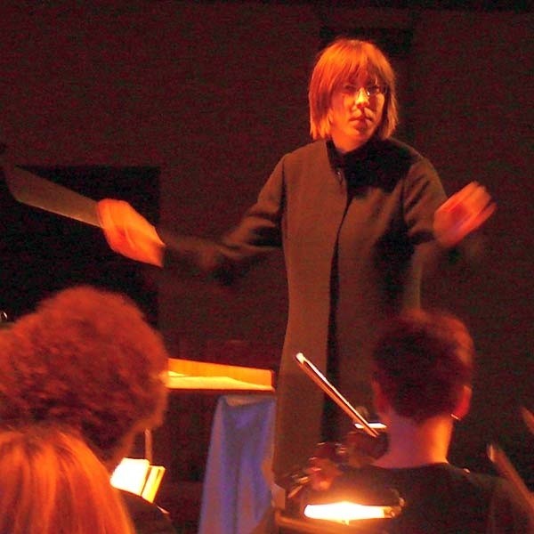 Ewa Strusińska dyryguje orkiestrą Filharmonii Rzeszowskiej na koncercie w Stalowej Woli.