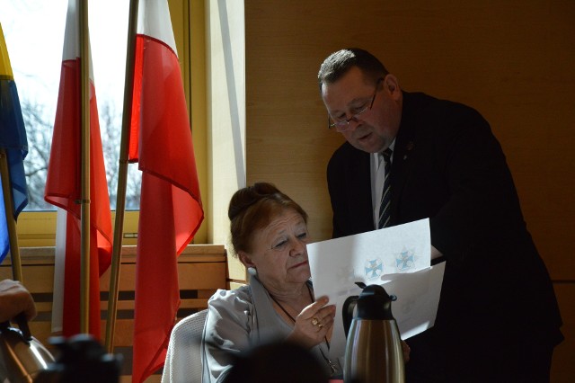 Płk Marek Dragan pokazuje Grażynie Winieckiej, prezesce Fundacji „Szarża pod Krojantami”, projekt pamiątkowej odznaki.