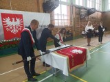 Szkoła im. Powstańców Wielkopolskich w Tulcach upamiętniła 17 powstańców z regionu sztandarem