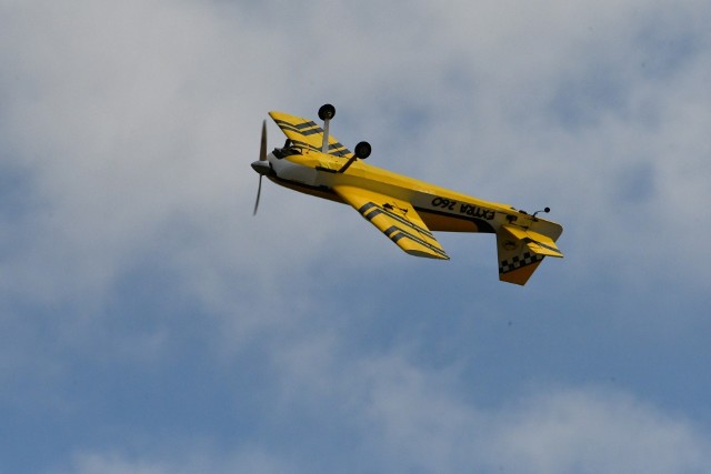 Pilot to pilot[cyt]W moim przypadku wszystko zaczęło się w łódzkiej modelarni przy Aeroklubie Łódzkim - mówi Marcin Duda,  jeden z założycieli klubu. - Tam sklejałem swoje pierwsze modele samolotów. W wieku 15 lat rozpocząłem naukę w Dęblińskiej Szkole Orląt, jednak zdrowie nie pozwoliło mi na kontynuację kształcenia się na pilota wojskowego. Na szczęście zamiłowanie pozostało i zostałem pilotem, ale motoparalotni.[/cyt]Do brzezińskiego klubu należy 15 osób, większość uprawia paralotniarstwo.[cyt]Mamy w swoich szeregach latająca kobietę - mówi pan Marcin. - Jest nią moja żona, którą zaraziłem pasją do lotnictwa.[/cyt]