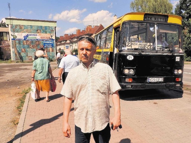 Ireneusz Niemczyk mieszka w Andrychowie przy największym przystanku autobusów MZK i busów w mieście. Przyznaje, że busiarze często zajeżdżają na przystanki tuż przed autobusami.