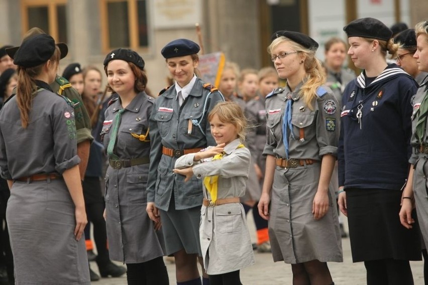 Ponad 200 harcerek na wrocławskim Rynku (ZDJĘCIA)