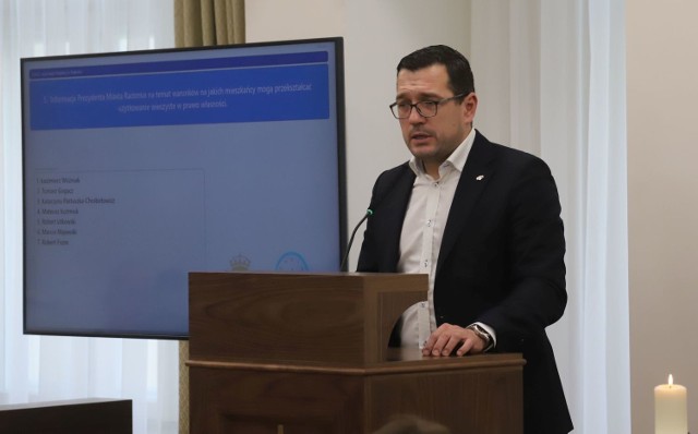 Pomysłodawcą wprowadzenia darmowej komunikacji dla kibiców jest Łukasz Podlewski, radny Rady Miejskiej.