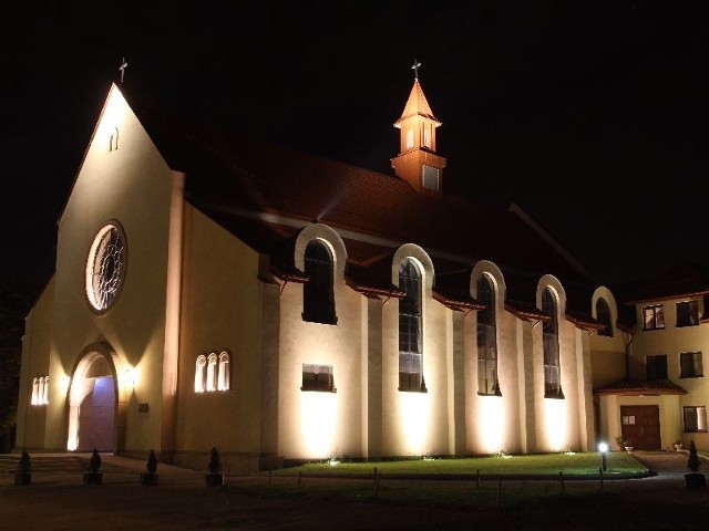 Nowy kościół kieleckich kapucynów jest już pięknie oświetlony.