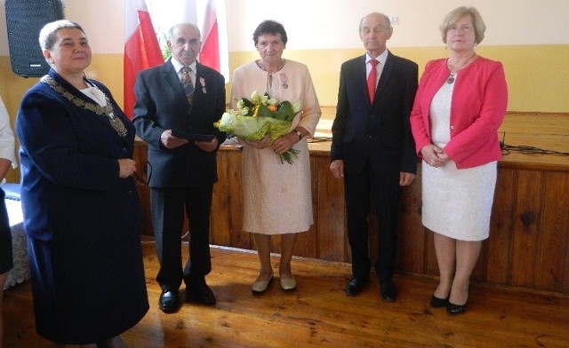 Czarnocin uhonorował "złote" pary małżeńskie. Medale w imieniu prezydenta wręczyła wójt gminy Maria Kasperek (stoi z lewej).