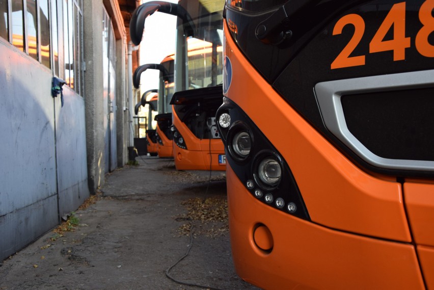 Komunikacja miejska w Krośnie ma nowe autobusy. 13 niskoemisyjnych pojazdów dostarczyły firmy Volvo i MMI [ZDJĘCIA]