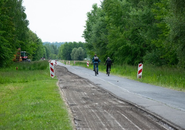 Nad Jeziorem Tarnobrzeskim obowiązuje zakaz ruchu. Nie wszyscy się do niego stosują. W sobotę na przebudowywaną ulicę Plażową wjeżdżali rowerzyści. W wyznaczonych godzinach dojechać tędy można tylko do bazy nurkowej i wake parku.