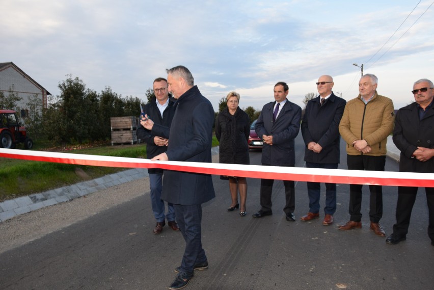 Pierwszy symboliczną wstęgę przeciął wojewoda świętokrzyski...