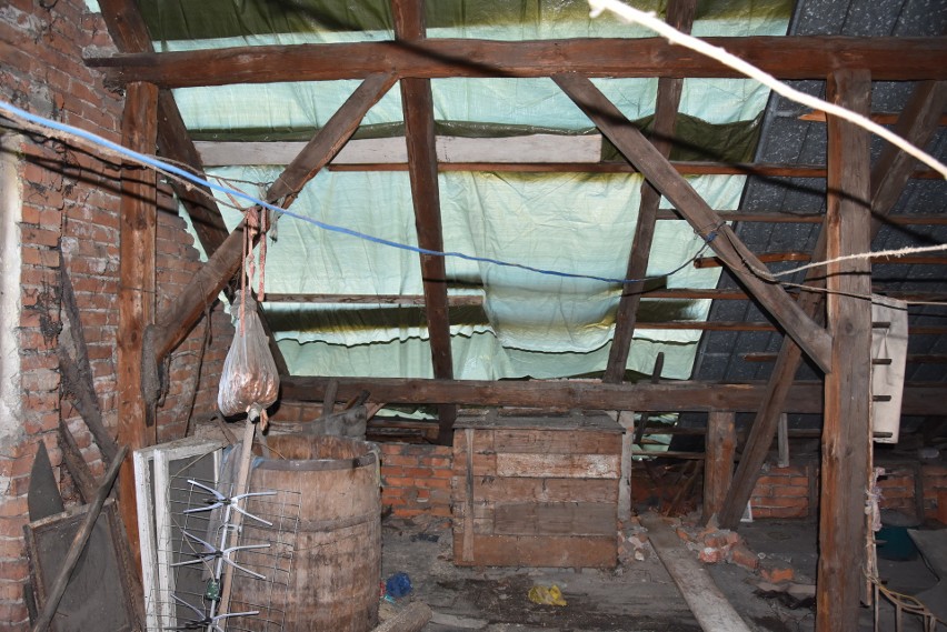 Usuwanie zniszczeń po wichurze jeszcze trwa. W Łęgu Tarnowskim uszkodziła dach i strąciła komin z domu