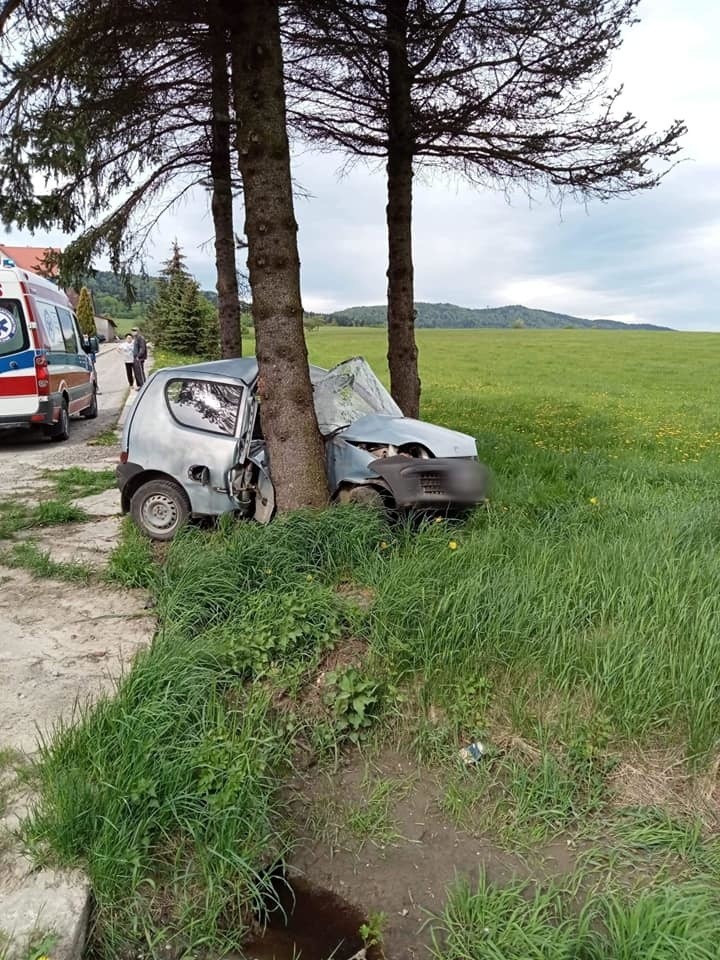 Wypadek w Hańczowej. Samochód osobowy wypadł z drogi i uderzył w drzewo. Poszkodowany został kierowca, który trafił do szpitala