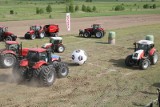 Zobacz pierwszy na świecie - mecz piłkarski&#8230;traktorami . Odbył się koło Kielc (video, zdjęcia)