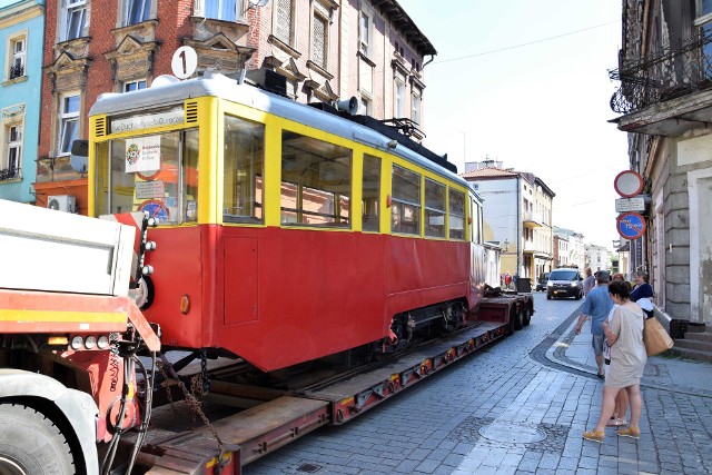 Żółto-czerwony wagonik, przypominający o tym, że po Inowrocławiu jeździły kilkadziesiąt lat temu tramwaje, odjechał na lawecie do kapitalnego remontu