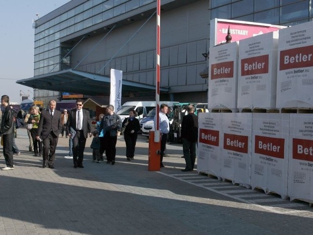 W sobotę na targach rozdano medale i wyróżnienia. W niedziele odbędzie się w hali konferencja nt. Czystej energii budownictwie.  niskoenergetycznym.