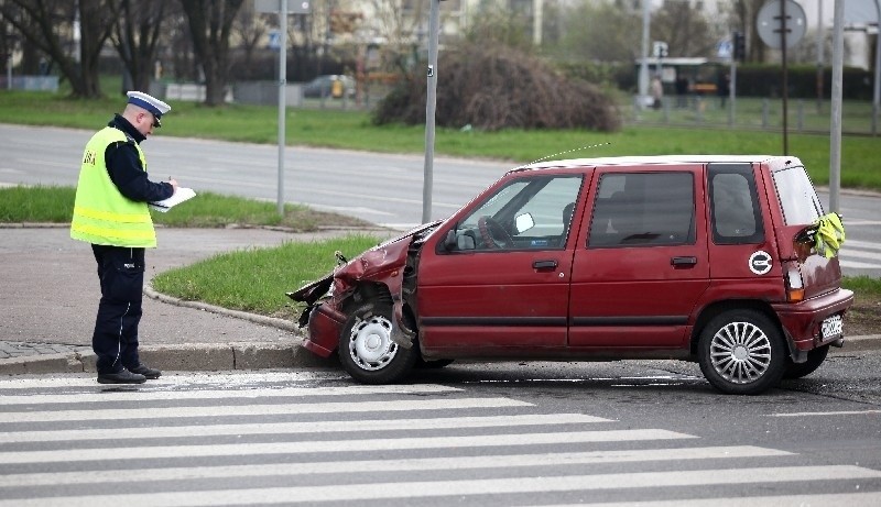 Kraksa na rondzie Sybiraków. Daewoo tico zderzyło się z volkswagenem [ZDJĘCIA]