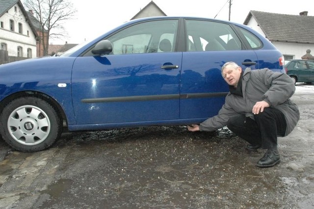 Feliks Kochanek dwa lata temu kupił samochód. Przejeżdżając skrzyżowanie z rowem, maksymalnie zwalnia, ale kiedy wiezie pasażerów, auto i tak szoruje podwoziem po kamieniach. Na zdjęciu pokazuje, w którym miejscu samochód dotyka ziemi.