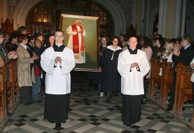 Do katedry uroczyście wniesiono portret błogosławionego Jana Pawła II. Nieśli go uczniowie szkół papieskich.