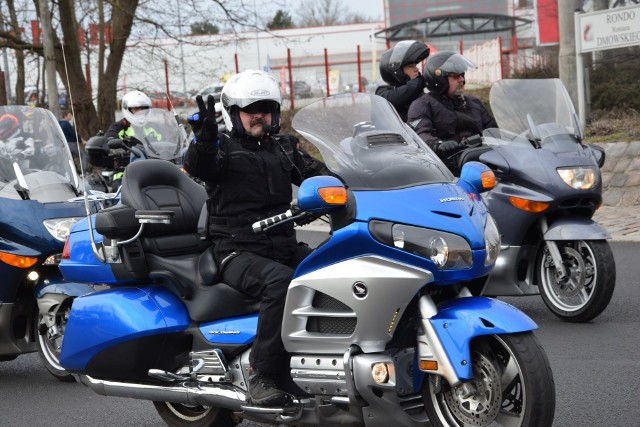 Setki motocyklistów z Grudziądza, ale także goście z całego regionu, wzięli udział w V Grudziądzkiej Motomarzannie. Wszyscy spotkali się na Błoniach Nadwiślańskich i stąd ruszyli do Rudnika. Bardzo długi kordon motocyklistów eskortowali policjanci i strażnicy miejscy. Po drodze miłośników motocykli pozdrawiali grudziądzanie.   