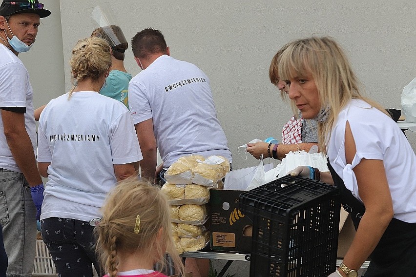 Barszcz ukraiński i słodkie bułki dla potrzebujących. Pomoc udzielana jest od listopada ubiegłego roku