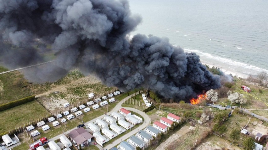 Pożar w Chłapowie 27.04.2022. Zapaliły się drewniane schody na plażę. Czarna chmura dymu unosiła się nad Bałtykiem 