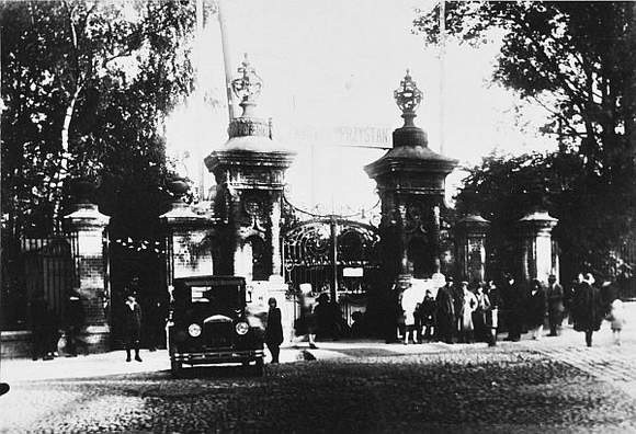 Tak wyglądał park im. ks. Józefa Poniatowskiego przy teatrze.