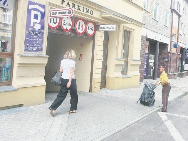 Wjazd i wyjazd z podziemnego parkingu znajduje się od strony ul. Wojska Polskiego. Na razie jest tam 45 miejsc postojowych.