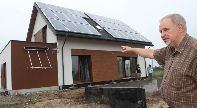 To będzie najtańszy w utrzymaniu dom w Polsce! Zobacz jak wygląda chwilę przed ukończeniem (ZDJĘCIA)Południową stronę dachu pokryły solary. Przed domem fundament oczka wodnego. Budowę prezentuje Ludomir Duda.