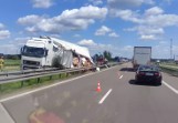 Wypadek na S8. TIR przebił barierki