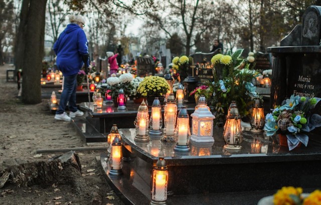 Tradycyjnie 1 i 2 listopada odwiedzamy groby naszych bliskich na cmentarzach. Wiele osób już wcześniej decyduje się ozdobić nagrobek wieńcami, wiązankami kwiatów, zniczami i lampionami. W taki sposób w Polsce kultywuje się pamięć o zmarłych. Jednak często dekoracje z grobów padają łupem złodziei. Rząd w tym roku nie planuje zamknięcia na 1 listopada cmentarzy. Policja apeluje o uwagę i czujność na cmentarzach. Wszystkich Świętych to czas żniw dla złodziei.Jak uchronić wiązanki i dekoracje na grobach przed kradzieżą? Poznaj kilka sprytnych i skutecznych sposobów w naszej galerii >>>>>
