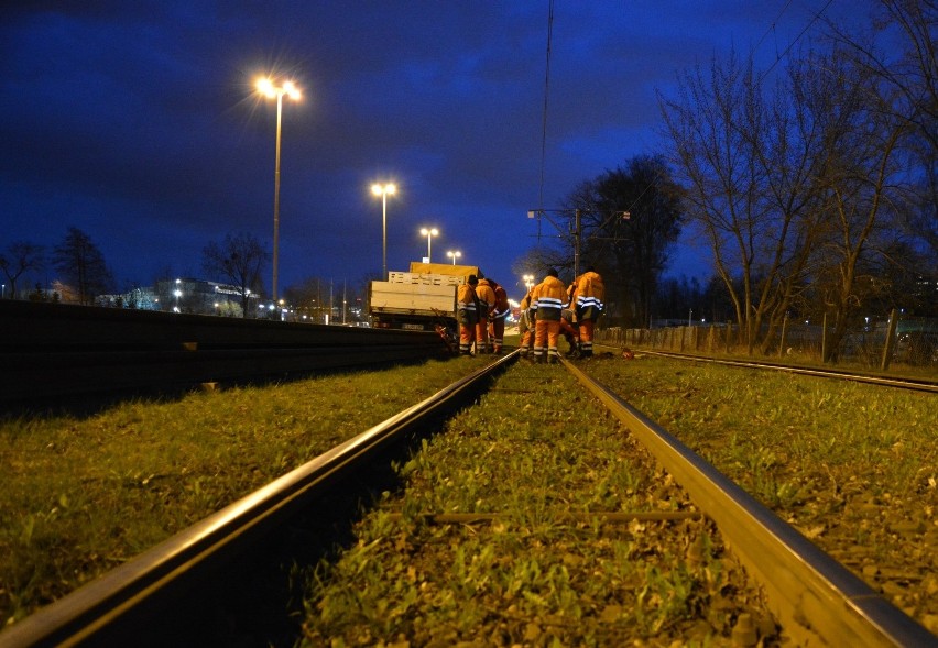 Zaczął się remont torowiska na ul. Aleksandrowskiej. Pasażerowie mają pod górkę. Wieczorem tramwaje tylko do Żabieńca