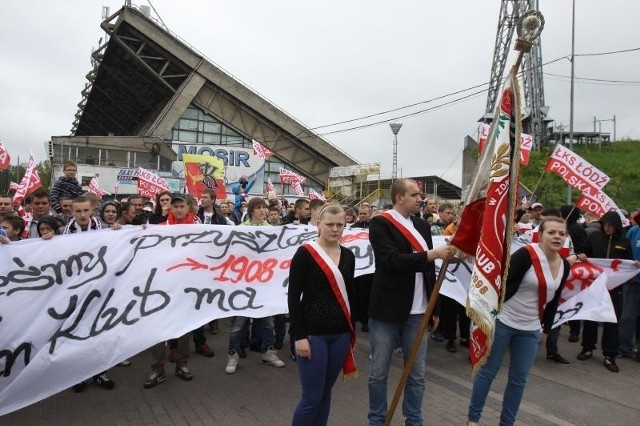 Kibice ŁKS walczą o przyszłość swojego klubu.