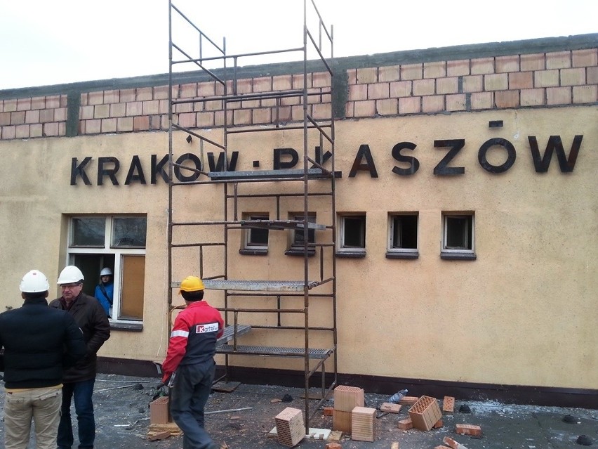 Kraków. Przebudowa dworca w Płaszowie - część budynku legła w gruzach [ZDJĘCIA, WIDEO]