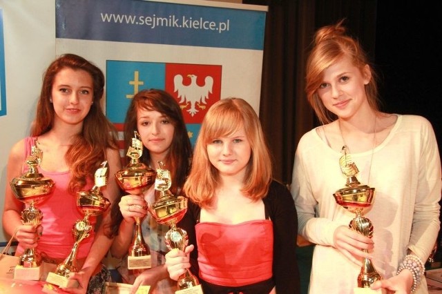 Czwórka laureatek: od lewej Magdalena Chołuj, Klaudia Hendel, Magda Nieśpielak i Iza Skrzyniarz.
