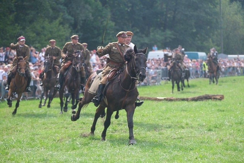 Rekonstrukcja Bitwy Warszawskiej 1920 w Ossowie. Tak Polacy pokonali Armię Czerwoną [FOTOGALERIA]