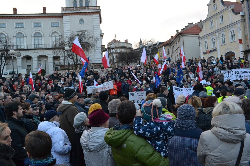 Manifestacja Komitetu Obrony Demokracji w Bielsku-Białej [ZDJĘCIA, WIDEO]