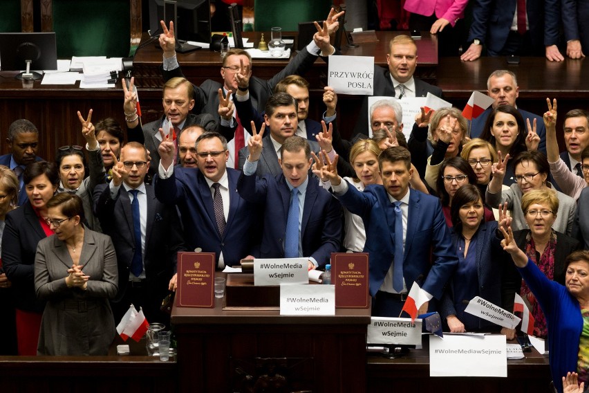 Czy okupacja sali plenarnej Sejmu przez posłów PO i...