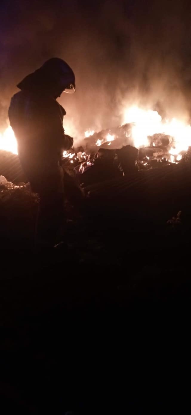 Pożar w lesie przy drodze Stale - Cygany. Paliło sie dzikie wysypisko smieci, w akcji strażacy (ZDJĘCIA)