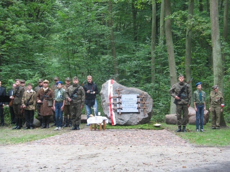 Warte pod pomnikiem pełnili żołnierze, harcerze i członkowie...