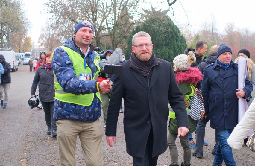 Marsz o Wolność. Manifestacja antycovidowców w Warszawie. Wśród nich m.in. Grzegorz Braun z Konfederacji