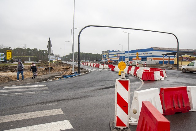 Z roku na rok liczba udogodnień dla osób z niepełnosprawnościami zwiększa się. Jak podkreśla Tomasz Okoński, rzecznik ZDMiKP w Bydgoszczy, rozwiązania te wprowadzane są zarówno przy realizacji dużych inwestycji drogowych, takich jak np. rozbudowa ul. Kujawskiej czy Grunwaldzkiej, jak i przy okazji drobnych remontów ulic czy w ramach zadań BBO.