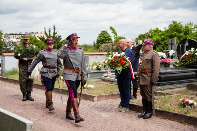 Członkowie Stowarzyszenia Kawalerii Ochotniczej imienia 23 Pułku Ułanów Grodzieńskich przybyli 25 maja do Przysuchy, aby uczcić pamięć poległych żołnierzy spoczywających na cmentarzu parafialnym w Przysusze. Wspólnie z przedstawicielami władz samorządowych: Zastępcą Burmistrza Gminy i Miasta Przysucha Rafałem Setą, Przewodniczącym Rady Mirosławem Pierzchałą oraz Wicestarostą Powiatu Przysuskiego Markiem Kiliankiem, Dyrektorem Biblioteki Publicznej w Przysusze Jerzym Kwaśniewskim i przedstawicielem Nadleśnictwa Przysucha Przemysławem Kusiakiem złożyli biało-czerwone wiązanki kwiatów pod tablicą upamiętniającą poległych w 1939r. żołnierzy. W tym symbolicznym wydarzeniu uczestniczyli także przedstawiciele Stowarzyszenia Ułanów im. Oddziału Wydzielonego Wojska Polskiego mjr. Hubala oraz poczet sztandarowy 72 Pułku Piechoty Związku Żołnierzy AK Koło Przysucha. Warto zaznaczyć, że 1 czerwca 23 Pułk Ułanów Grodzieńskich obchodzi święto pułkowe, a w tym roku przypada 100 rocznica powstania pułku. Działalność Stowarzyszenia Kawalerii Ochotniczej im. 23 Pułku Ułanów skoncentrowana jest min. na: pielęgnowaniu, utrwalaniu, propagowaniu historii i tradycji związanych z Kawalerią Polską, kultywowaniu tradycji 23 Pułku Ułanów Grodzieńskich, podtrzymywaniu i upowszechnianiu tradycji narodowej, pielęgnowaniu polskości oraz dbaniu o rozwój świadomości narodowej, obywatelskiej i kulturowej, jak również popularyzowaniu dziedzictwa kulturowego i historii Mazowsza, w tym zwłaszcza Mazowsza Zachodniego. Zobacz kolejne zdjęcia >>>